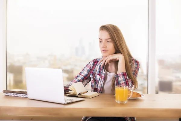 Mädchen benutzt Laptop im Büro — Stockfoto