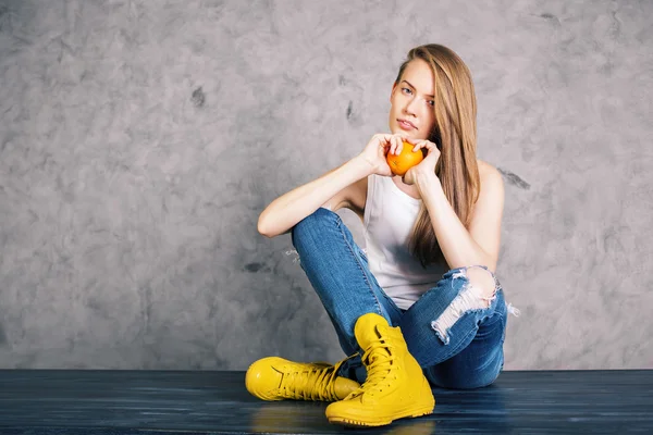 Chica bonita con naranja —  Fotos de Stock