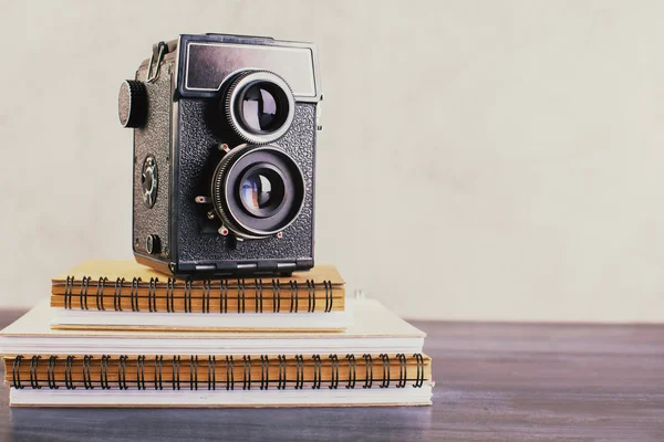 Retro camera op blocnotes — Stockfoto