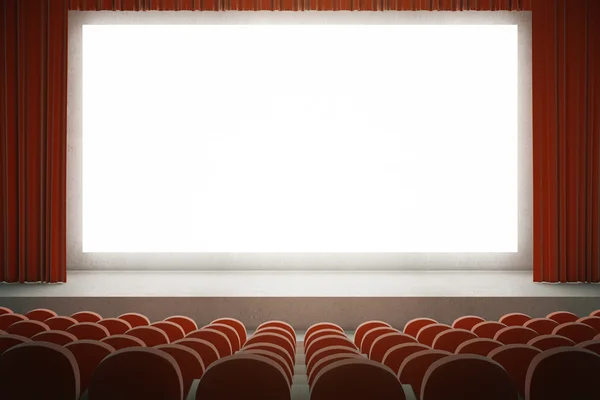 Красный кинотеатр с чистым экраном — стоковое фото