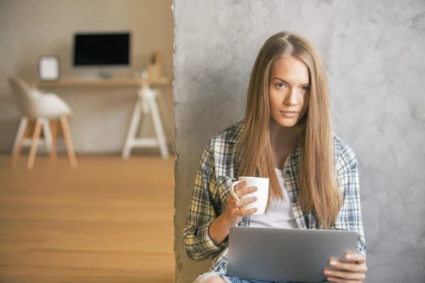 Frau trinkt Kaffee und benutzt Laptop — Stockfoto