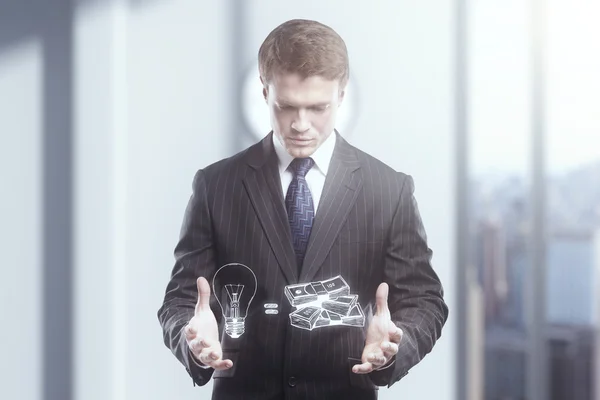 電球とお金を持ったビジネスマン — ストック写真