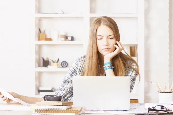 Frau blickt auf Laptop-Bildschirm — Stockfoto