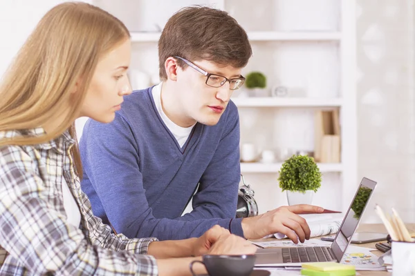 Dos Empresarios Trabajando en Computadora — Foto de Stock