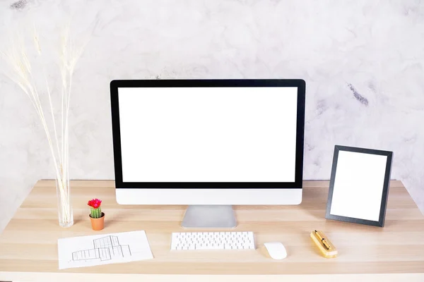 Bureau de designer créatif avec écran d'ordinateur blanc vierge et cadre photo, croquis de construction, pointes de blé et autres éléments. Maquette — Photo