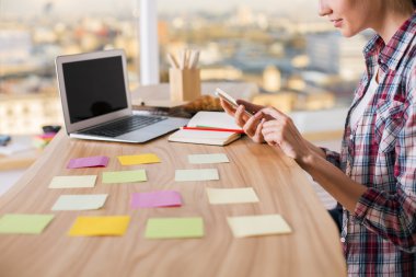 Telefon kullanma office kız