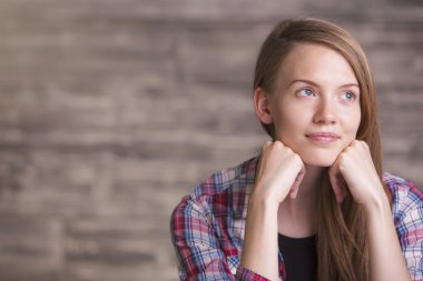 Genç ve güzel kadın bulanık kahverengi zemin üzerinde hayal