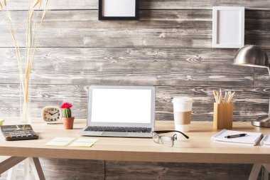 Masaüstünde boş beyaz dizüstü