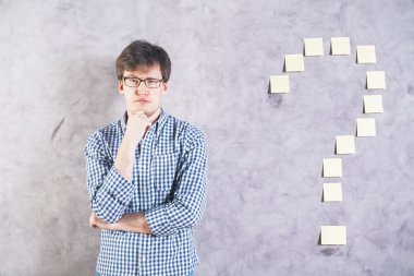 Soru işareti yükselterek kaş