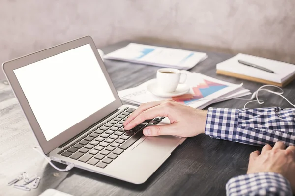 Homem digitando no laptop branco — Fotografia de Stock