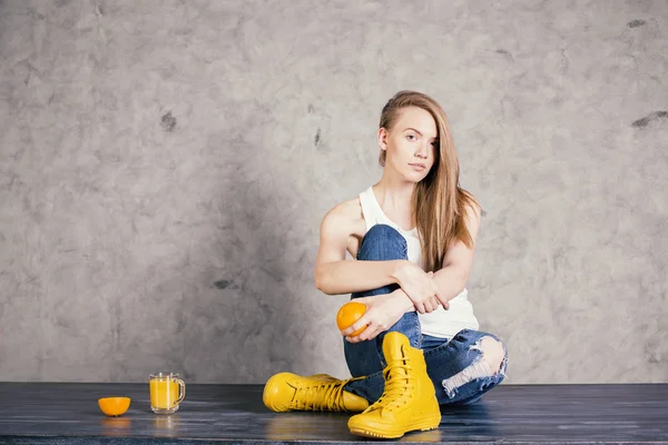 Mulher pensativa em botas amarelas — Fotografia de Stock