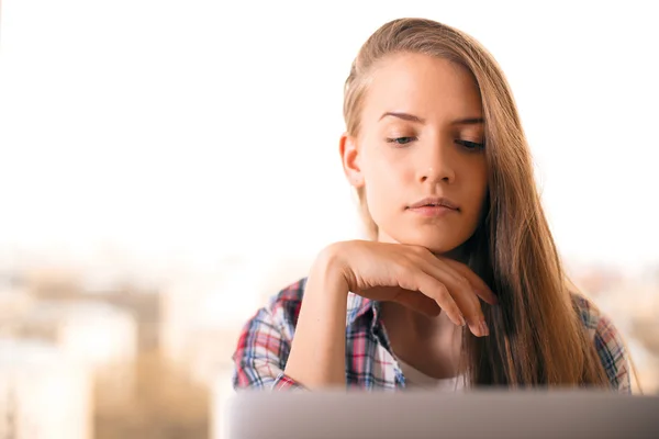 Retrato chica usando ordenador portátil — Foto de Stock