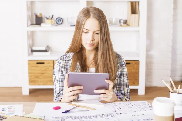 Menina branca usando tablet — Fotografia de Stock