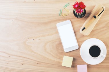 Masaüstü akıllı telefon ve kahve ile