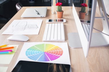 Tasarımcı masaüstü yan görünüm