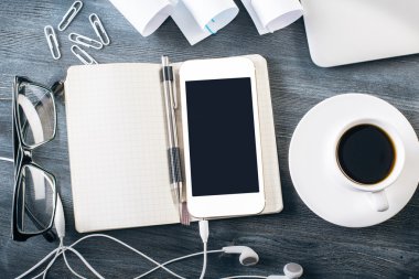 Kulaklıklar ile boş smartphone