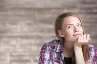 Casual gömlekli düşünceli gülümseyen kız portresi