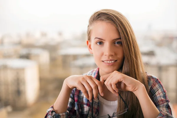 Smiling young woman portrait — Stock Photo, Image