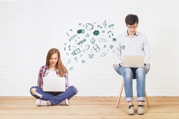 Joven hombre y mujer comunicándose — Foto de Stock