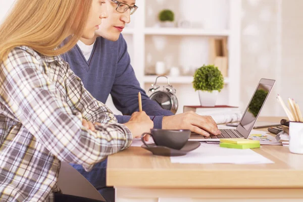 Empresarios discutiendo información — Foto de Stock