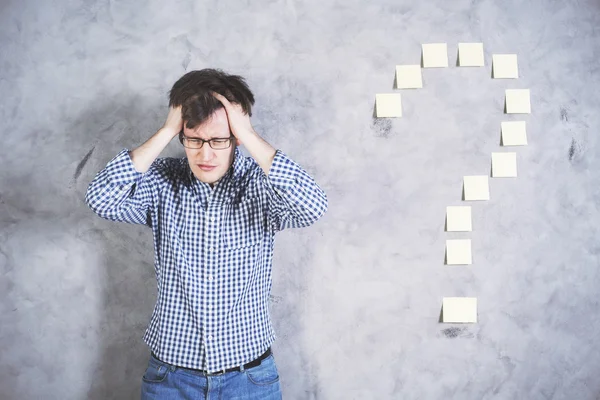 Ponto de interrogação masculino stressado — Fotografia de Stock