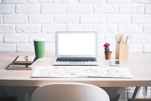 Área de trabalho com laptop e esboço — Fotografia de Stock