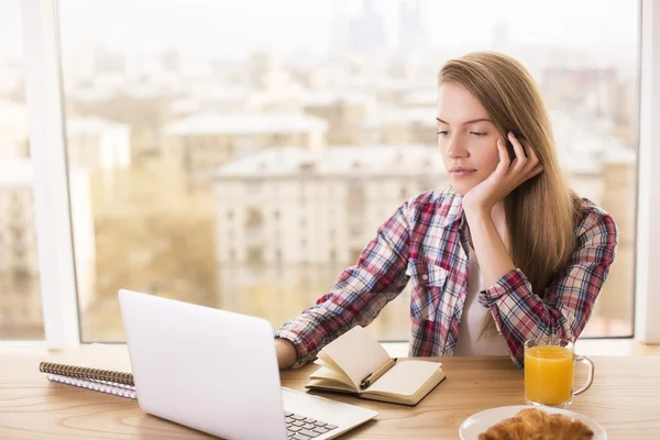 Tänkande flicka med laptop — Stockfoto