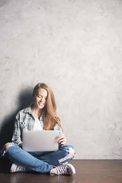 Lächelnde Frau mit Laptop — Stockfoto