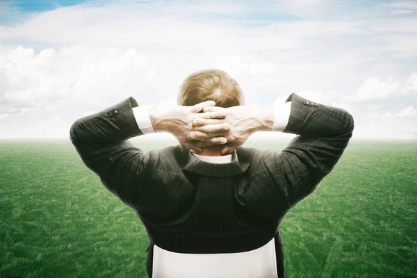 Uomo d'affari guardando il cielo — Foto Stock