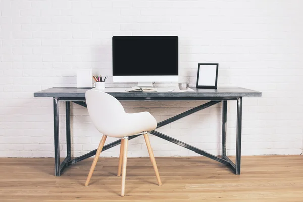 Білий стілець і дизайнерський стіл — стокове фото