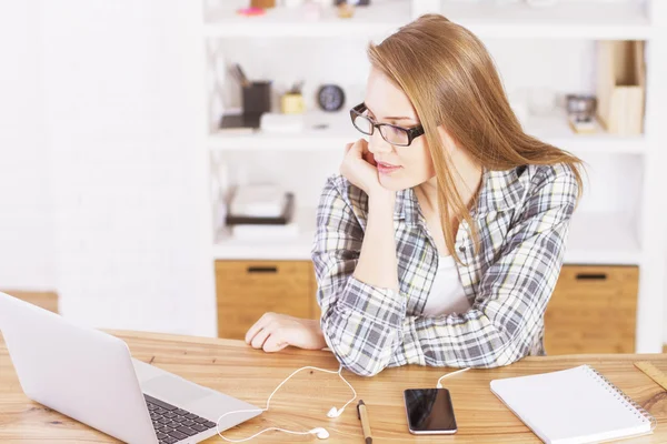 Geschäftsleute blicken auf Notebook-Bildschirm — Stockfoto