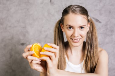 Güzel kadın portakal ile