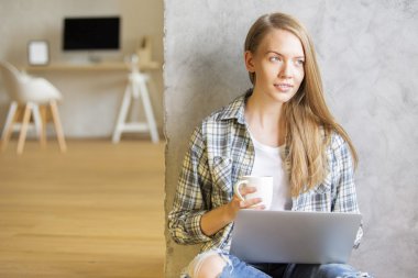Dizüstü bilgisayar kullanan kız kahve içme