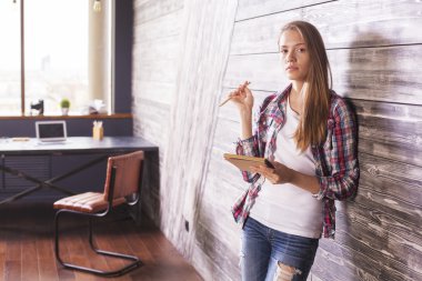 Defterini elinde kızla