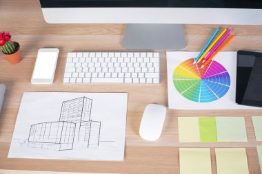 monitör ve klavye, kaktüs, renkli Diyagram ve diğer öğeleri.