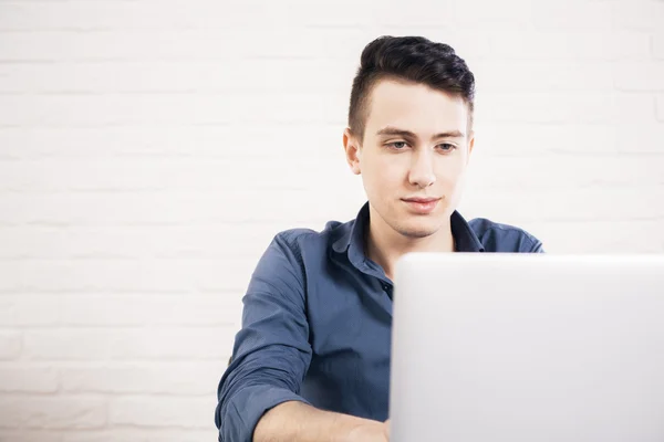 Retrato de homem usando laptop — Fotografia de Stock