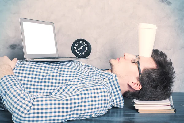 Hombre durmiendo en escritorio de la oficina —  Fotos de Stock