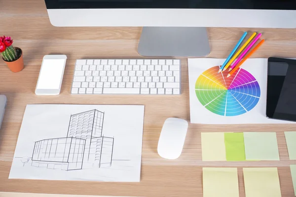 monitör ve klavye, kaktüs, renkli Diyagram ve diğer öğeleri.