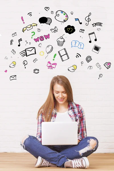 Vrouw met laptop — Stockfoto