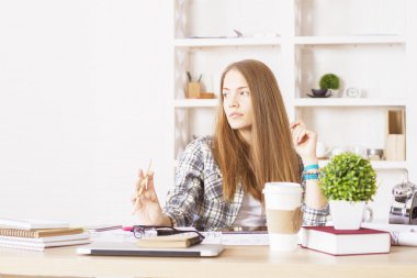 Ofis masasında düşünceli kadın