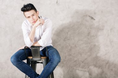 Genç adam beton duvara