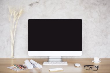 Masaüstünde bilgisayar monitörü
