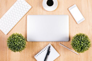 Kapalı laptop üstünde okul sırası