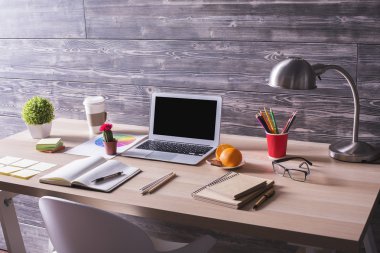 Dizüstü bilgisayar ile yaratıcı çalışma alanı