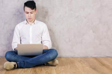 Yakışıklı olan dizüstü bilgisayar kullanarak