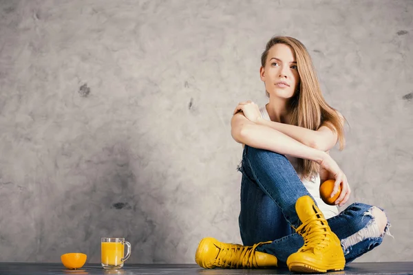 Ragazza caucasica in stivali gialli — Foto Stock