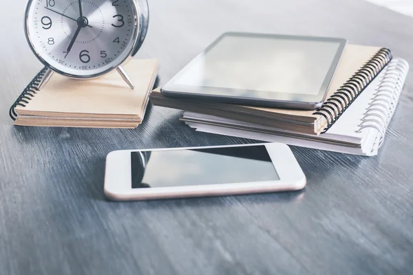 Telefonen, tablett och larm — Stockfoto