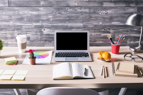 Área de trabalho do escritório com laptop em branco, café e vários itens de papelaria em fundo de madeira. Faz asneira. — Fotografia de Stock