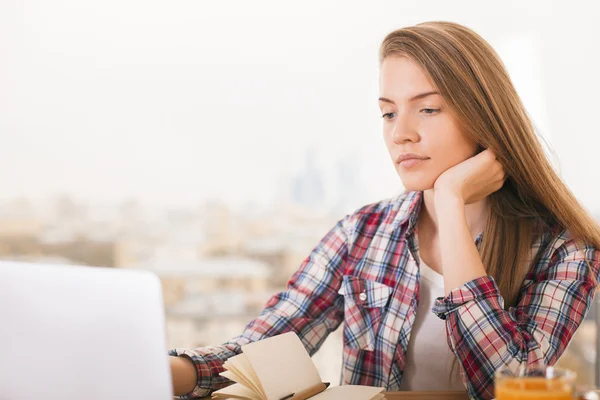 Attraktive Mädchen mit Laptop — Stockfoto