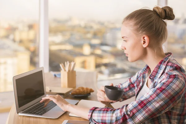 Mujer usando computadora — Foto de Stock